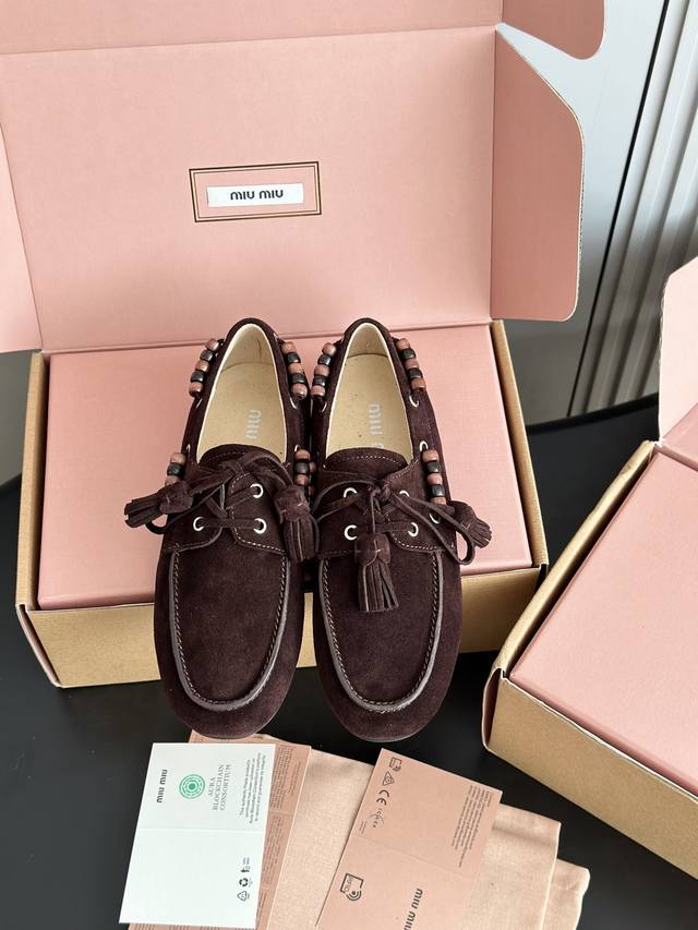 Miumiu 缪缪2025Ss秋冬 乐福豆豆鞋 走秀新款 开车小姐姐的福音复古时尚 简约高级 随意搭配 上脚非常舒适 鞋面采用和压花徽标Logo彰显别具一格的经