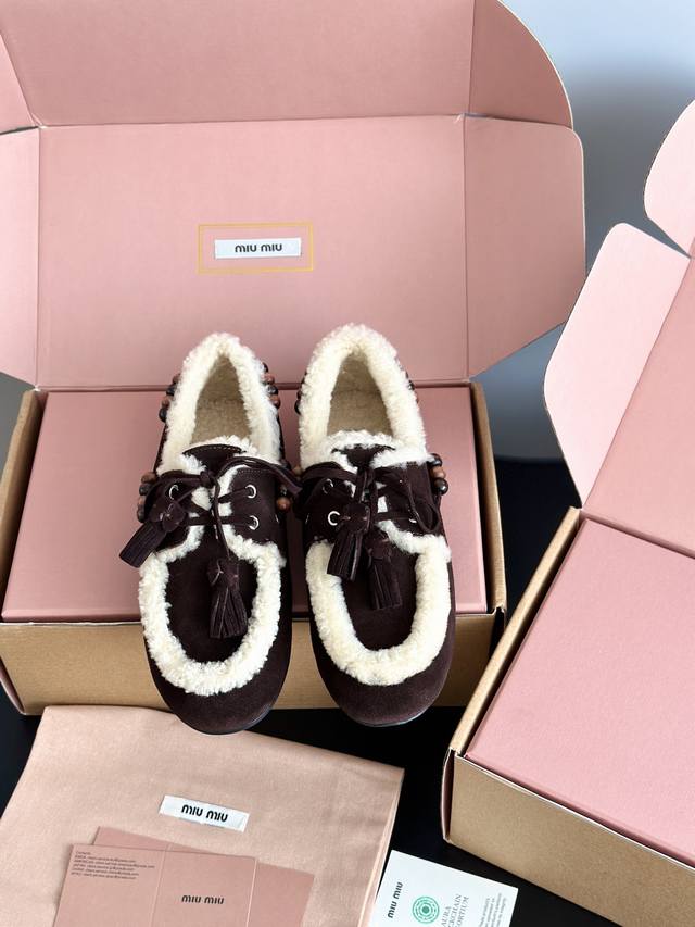 Miumi*25新款羊羔毛流苏乐福鞋 Deck Shoes 羊毛乐福鞋，有棕色、深棕色等复古色调可选；鞋边和鞋口点缀白色毛绒，形成鲜明对比，既保暖又增添可爱氛围