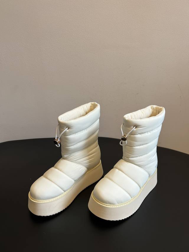 Inuikii 25Ss新款防水羽绒雪地靴 采用羽绒填充设计，靴内形成温暖舱室，能有效抵御严寒，适合冬季低温环境穿着。鞋面选用防水面料，搭配防滑橡胶大底，应对雪