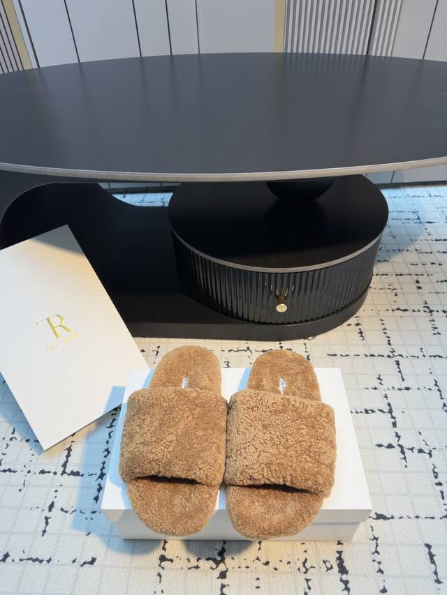 The Row 萌萌羊羔毛拖鞋 秋冬时尚百搭休闲潮流羊毛拖，海外代购版本，爆款一个接着一个，冬天 还是需要一双保暖时尚洋气百搭的羊毛拖鞋，随意搭配都好看，冬天搭