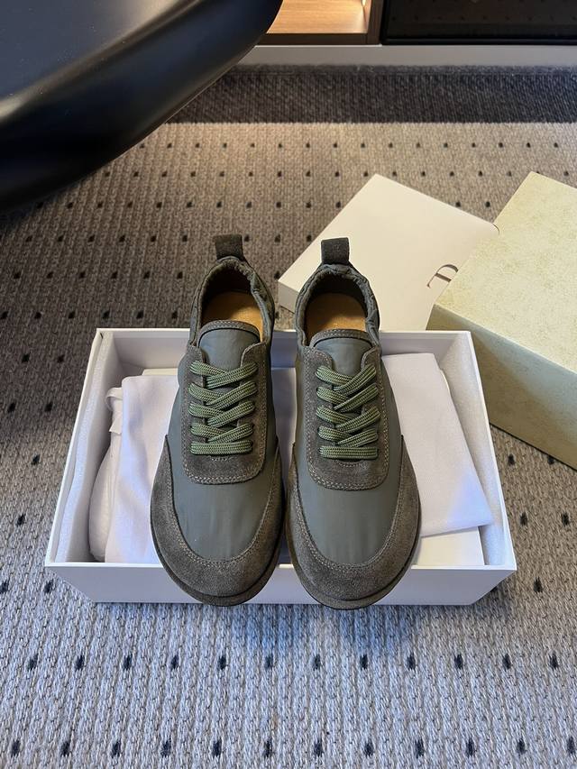 The Row 25Ss 复古拼接平底休闲鞋 鞋面采用尼龙面料+麂皮材质拼接设计，尼龙的轻盈感与麂皮的细腻触感结合，既提升视觉层次，又兼顾实用性。 鞋口处的弹性