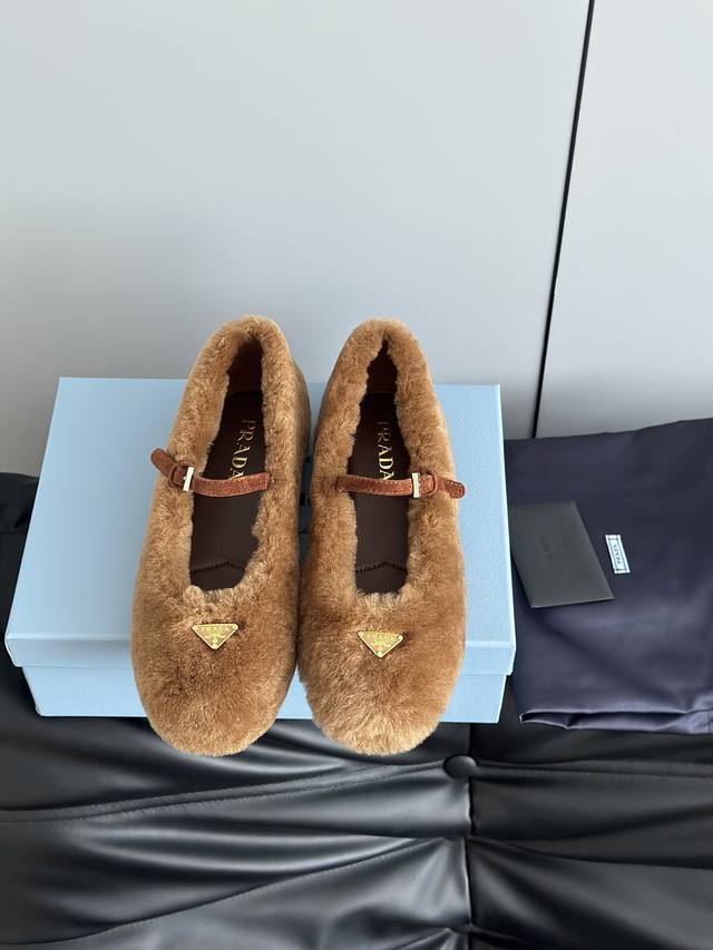 prad*25新款羊毛玛丽珍芭蕾舞平底鞋 顶级版本 这款芭蕾平底鞋采用锥形廓形，漆面羊皮革平添一抹精致，彰显优雅柔美魅力。采用圆头设计，搭配橡胶鞋底，且饰有涂珐