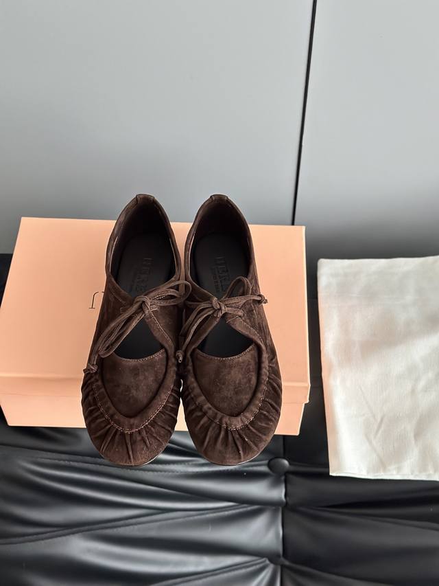 Hereu西班牙早秋新款系带芭蕾鞋褶皱蝴蝶结玛丽珍乐福鞋 简洁大方。鞋头部分微微上翘，线条流畅自然，既美观又能减少行走时鞋头与地面的摩擦。鞋身前部采用了系带蝴蝶