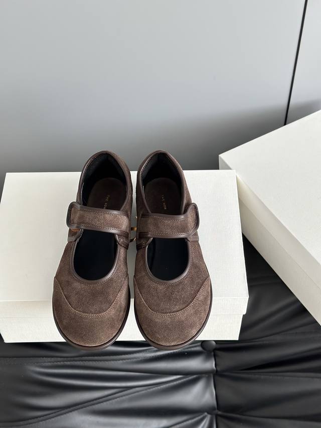 The Row 2025秋冬新款魔术贴玛丽珍单鞋奶奶鞋 简易复古中性风！非常舒服的平底鞋，极简设计理念，版型显瘦好穿颜值与实用性并存 鞋面采用原版牛反绒，内里垫
