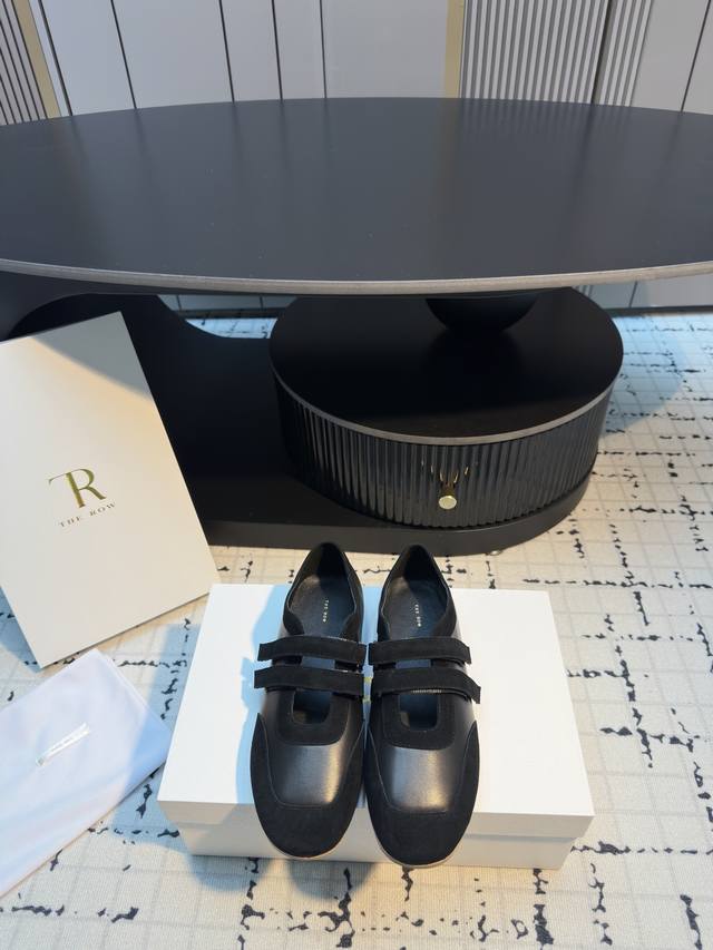 The Row26春夏新款极简主义拼色魔术贴休闲鞋！ 这款低帮运动鞋是打造极简主义休闲夏日衣橱的理想穿搭之选，采用麂皮鞋面和同色系橡胶鞋底设计，优雅中不乏简约风