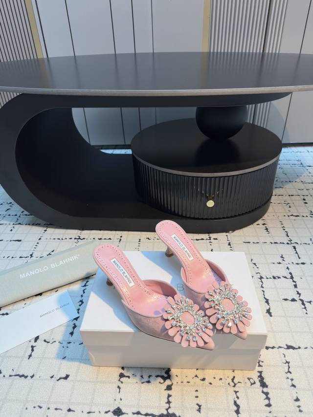 Manolo Blahnlk 2025新款 Mb一直是每个女生梦寐以求的美鞋 欲望都市中Mr Big拿着它向Carrie求婚 这么多年过去了 女人们依旧爱着Mb