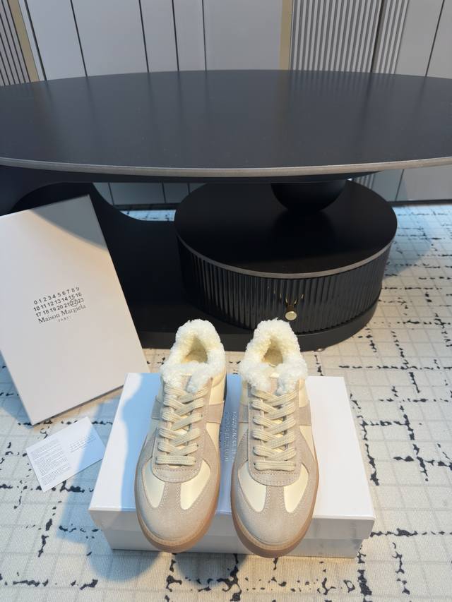 Maison Margiel* 25Aw 秋冬新款经典厚底复古德训鞋 采用皮革与麂皮拼接设计，质感细腻且层次丰富；复古系带系统搭配做旧风格的鞋带，增添复古韵味；