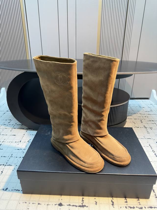 Chane* 小香秋冬气质长筒骑士靴 采用麂皮面料，触感柔软且自带复古哑光质感，提升高级感；鞋身侧面饰有香奈儿标志性的双C刺绣Logo，简约中彰显品牌辨识度；靴