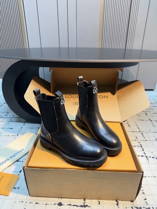 Louis Vuitton路易威登2025秋冬高端定制 各大明星网红走秀款 百年经典，工艺精湛，上脚舒适 本款 Citizen 平底靴以柔滑牛皮革彰显军旅风格，