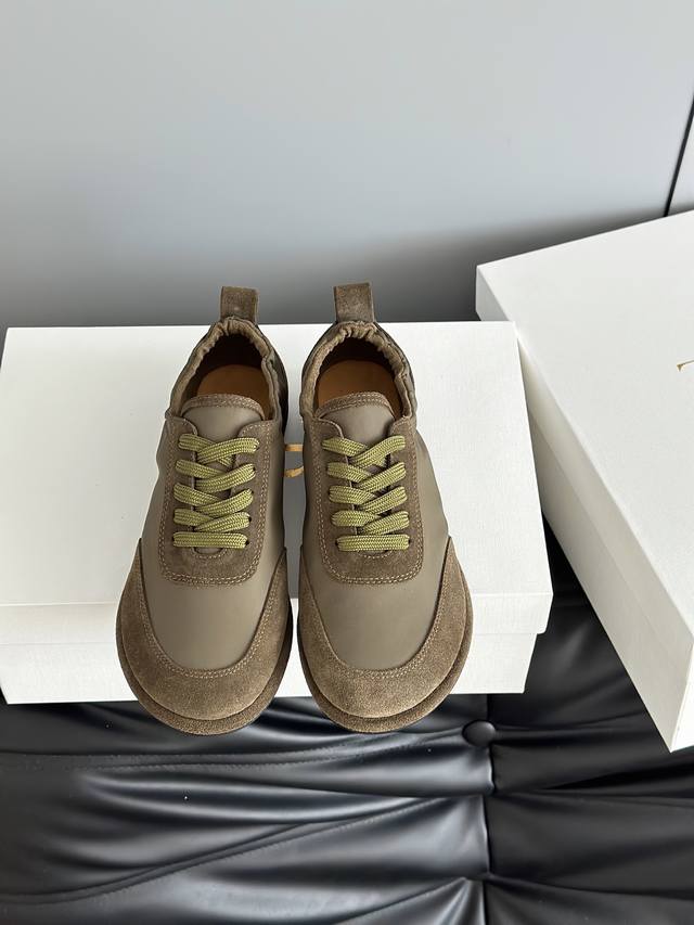 The Ro*26最新Tr极简风拼色系带阿甘休闲鞋 被点爆的一款最新单品！一眼情定The Row 板鞋！即便是一双普通的运动鞋Row 家依旧看起来充满高级感，搭