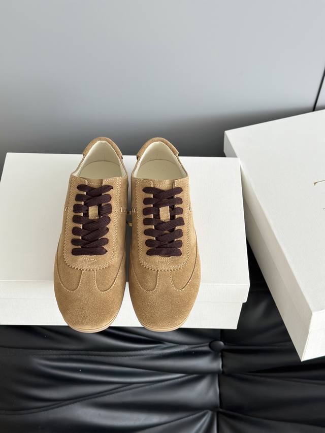 The Ro*26新款Tr极简主义拼色系带休闲鞋阿甘德训鞋 这款低帮运动鞋是打造极简主义休闲夏日衣橱的理想穿搭之选，采用麂皮鞋面和同色系橡胶鞋底设计，优雅中不乏