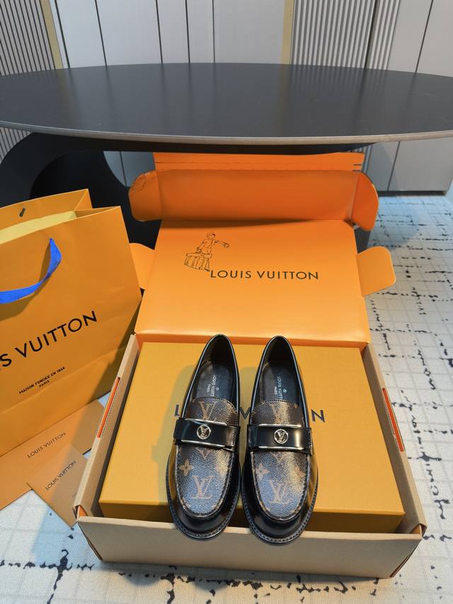 Luois Vuitton 路易威登 25Ss新款 专柜主打最新款 平底乐福鞋单鞋 硬货上新 高级感十足！国内外博主刷爆的一款，复古又时髦 上脚美炸了！官网主推