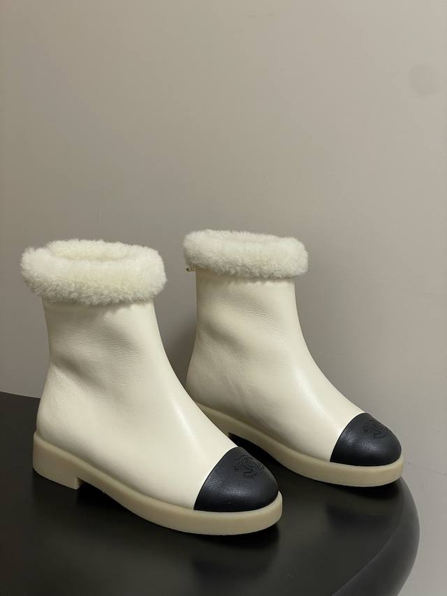 顶级品质 Chanel香奈儿 小香25K秋冬新款麂皮绒面雪地靴经典双C羊毛短筒靴后拉链厚底羊毛短靴 鞋面采用牛反绒 牛皮革材质，质感细腻高级； 鞋口环绕厚实毛绒