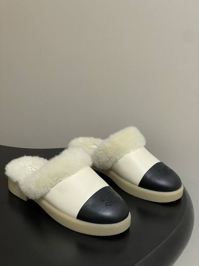 顶级品质 Chanel香奈儿 小香25K秋冬新款麂皮绒面羊毛包头穆勒拖鞋 鞋面采用牛反绒 牛皮革材质，质感细腻高级； 鞋口环绕厚实毛绒，紧密锁温，秋冬季节能为脚