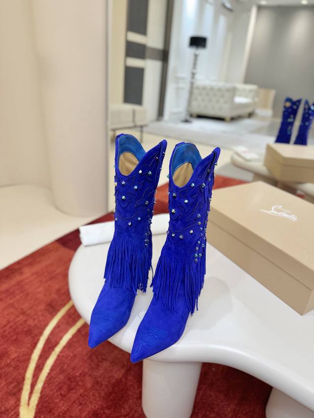 Santia Fringe靴子借鉴了牛仔靴的灵感，重新设计了尖刺和皮革切割的有趣融合，最后以瀑布般的流苏覆盖脚踝。这双靴子带有长长的尖趾和85毫米的细高跟跟。它