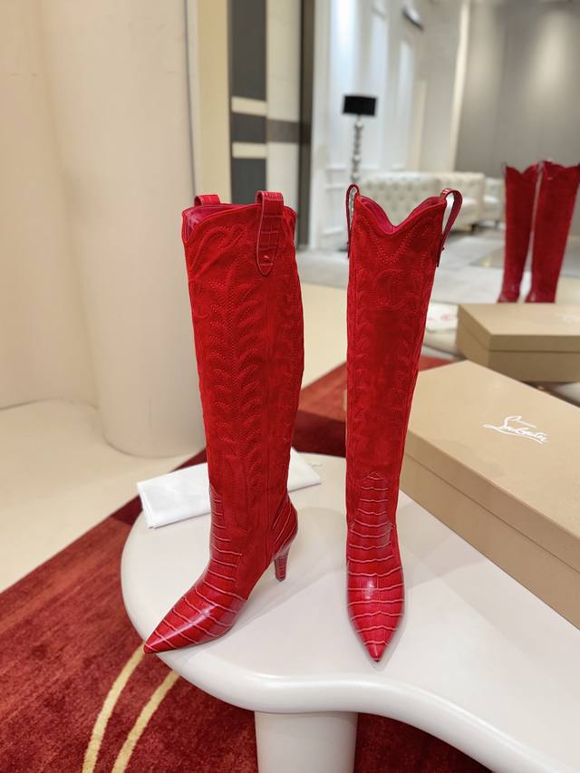 24Aw走秀经典长靴，明星同款灵感来源于西部的荒野，由进口小牛皮和牛仔布手工缝制而成，以突出的纹理设计突出了下腿的形状。鞋跟为85毫米的高跟，标志性的西部牛仔风