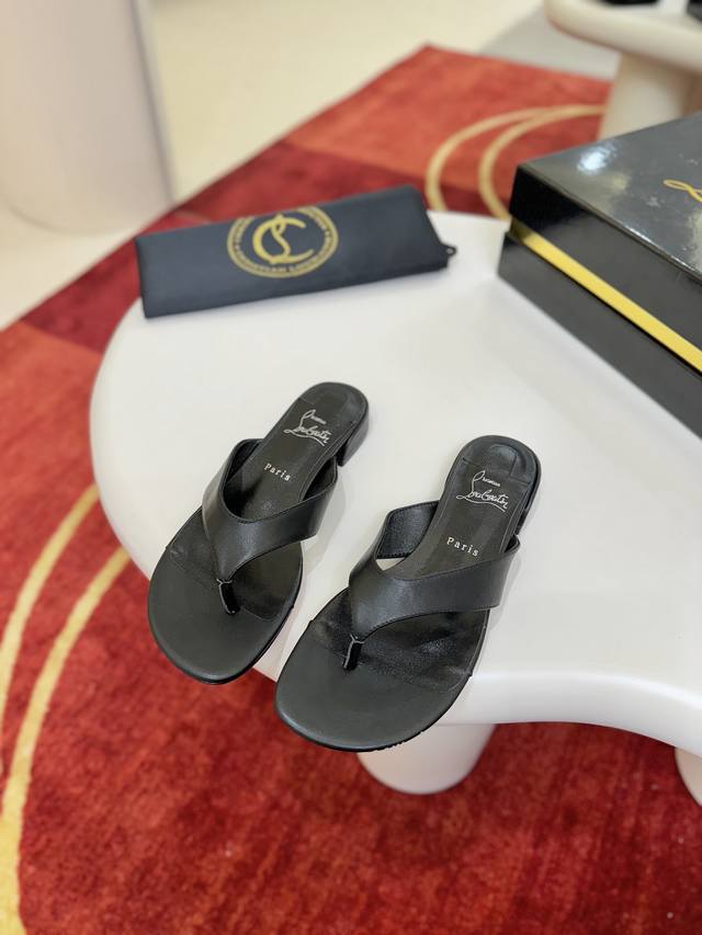 夹脚拖鞋W. Janetonga 丁字裤具有引人注目的方形55毫米斜跟。这款Maison Christian Louboutin 凉鞋由黑色羊毛纳帕皮革制成，展