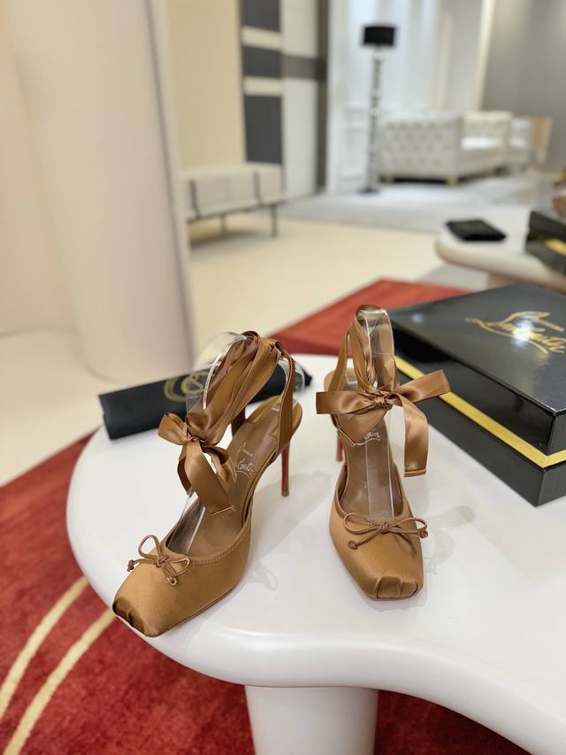 芭蕾舞鞋W. Cassia Lace Up高跟鞋是克里斯蒂安 卢布托 Christian Louboutin “天赋”的证明，它有一个方形脚趾。灵感来自芭蕾舞鞋