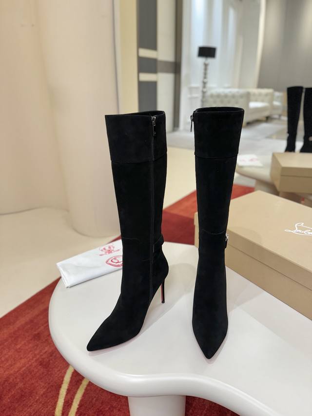小牛皮 700 羊京绒 22Aw走秀经典长靴，时尚气息从每一个小细节中脱颖而出。一双时髦的长靴 独特不拖沓的大气版型 立马就能穿出秋冬氛围感。随意搭配都很独特高