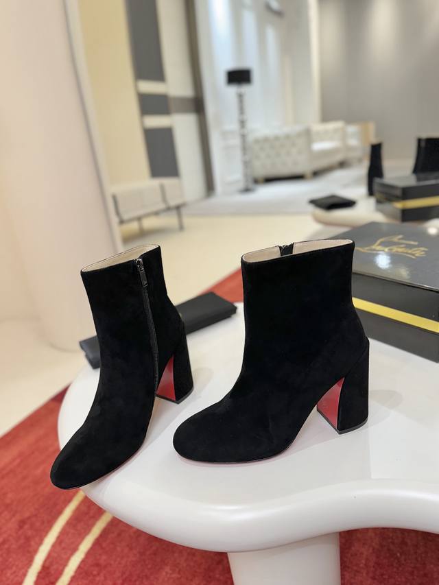 代*级* Jane Booty 具有方形、斜面85毫米的鞋跟，这款踝靴由黑色小牛皮制成。这是一款以时尚线条和垫底鞋垫为特色的城市鞋。这得益于一种创新的涂层技术，