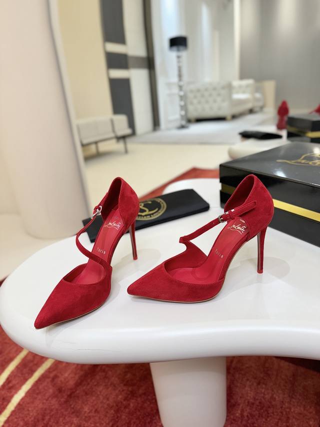 侧带单鞋W. Maison Christian Louboutin 这款鞋采用 100 毫米细高跟鞋跟，露出标志性的 Loubi红色鞋底，由 Fever 红色羊