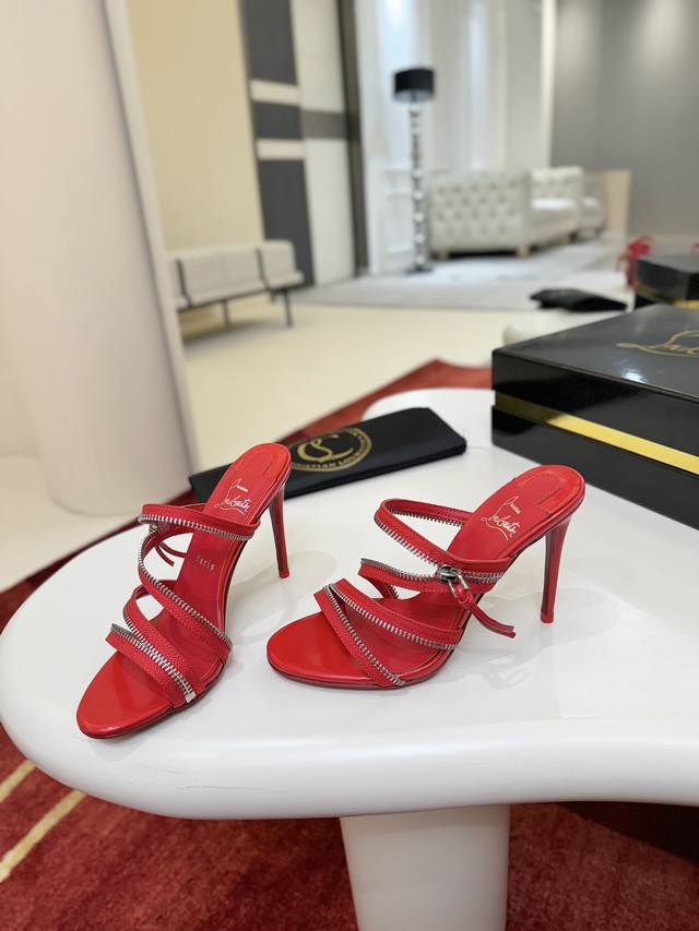 拉链拖鞋W. 自2001年以来，拉链一直是Maison Christian Louboutin Dna的一部分，是大胆精致的标志。Merylzip凉鞋通过人造拉