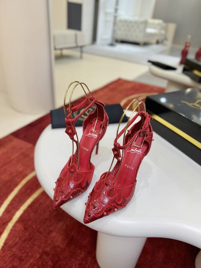 石头纹拼网 凉鞋 W. Teetiag是一款受西方世界启发的创意作品。它有一个优雅的尖脚趾，搭载在100毫米的高跟鞋跟上。其复杂的线条体现了透明度，结合了鳄鱼压