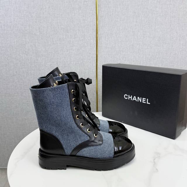 Chane*｜小香25K 双C烫钻拼色短靴 切尔粗跟西短靴 当切尔西靴的利落轮廓邂逅小香 这款短靴以拼色巧思与金属质感 重新定义秋冬的优雅与率性。 拼色的利落与