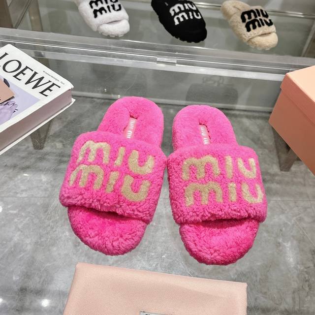 Miumiu经典秋冬字母毛毛拖鞋 这季节美鞋太多这款毛拖 真的是让我无法自拔真太可爱了～ 毛茸茸的羊毛是选用欧洲进口A级羊毛 我们做到与原版一致满鞋 全部采用纯