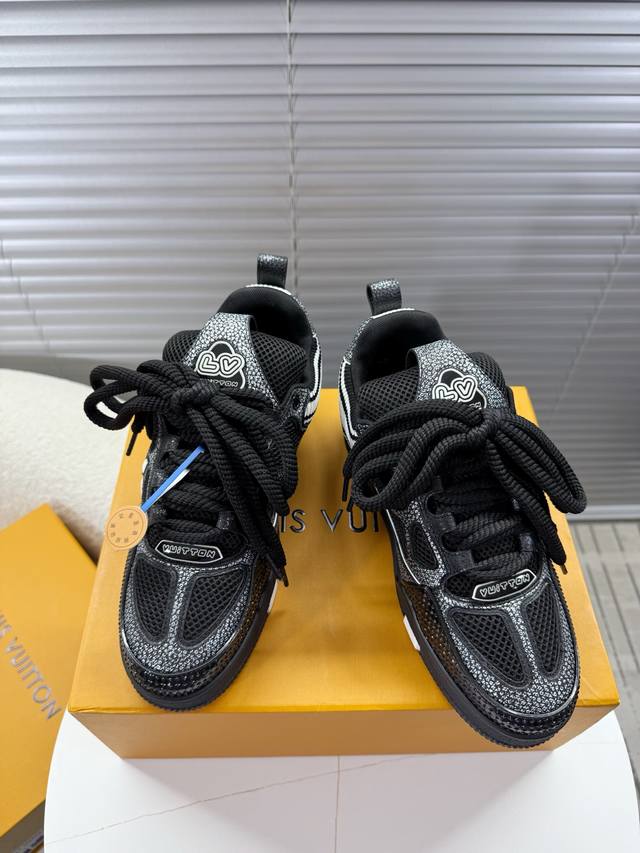 Lv Skate Sneaker 四叶草情侣款运动鞋，面包鞋，滑板鞋 全新注入年轻血液潮范系列 增加两鞋带设计 鞋舌与鞋跟均带有品牌创立时间1854字样 Tra