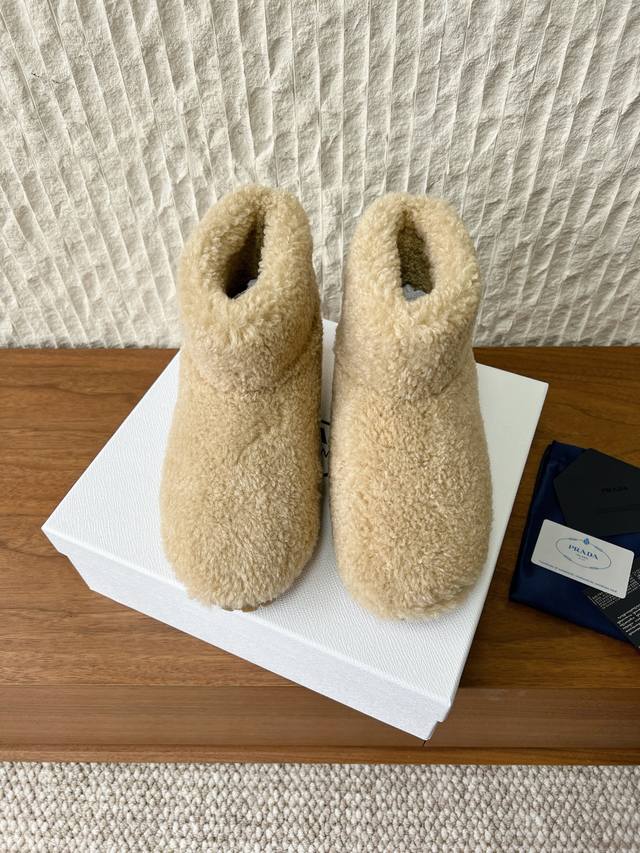 G292 prada 普拉达 25Ss秋冬新款三角扣毛毛短靴女 新款上架这款厚底系列，在欧美街拍中出境率超高，Ins也是火了一把，调鞋楦都调了一个月整体线条流畅