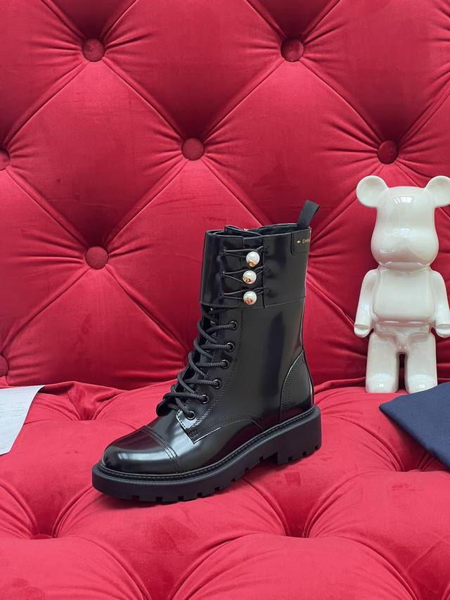 独家实拍 顶级版本 # 迪奥 Ss秋冬走秀海报新款高定系列珍珠魔术贴机车女短靴 Dioranger字母Logo马丁靴 低跟圆头系带骑士军靴 鞋面：进口小牛皮 珠