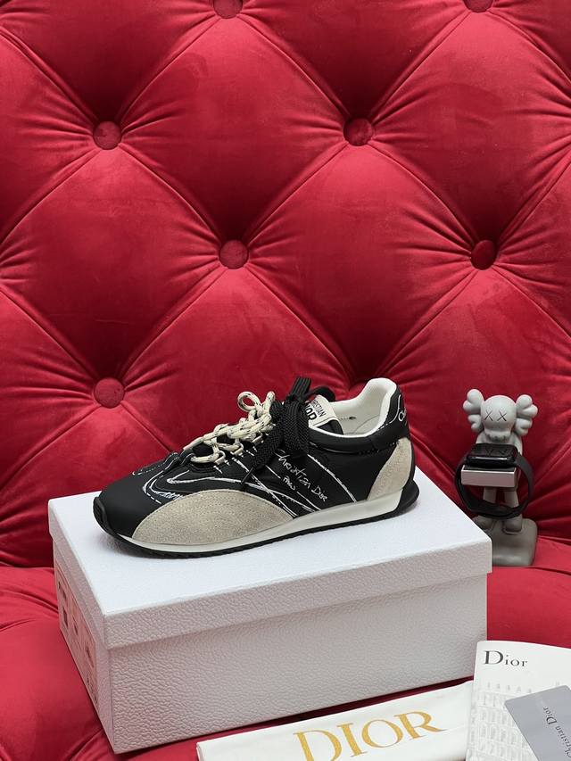 独家实拍 顶级版本 情侣款 Dior迪奥 25Ss最新D-Sketch 涂鸦 休闲 运动鞋 春夏成衣系列发布秀精彩亮相 彰显经典的复古美学 侧面饰以手写风格的C