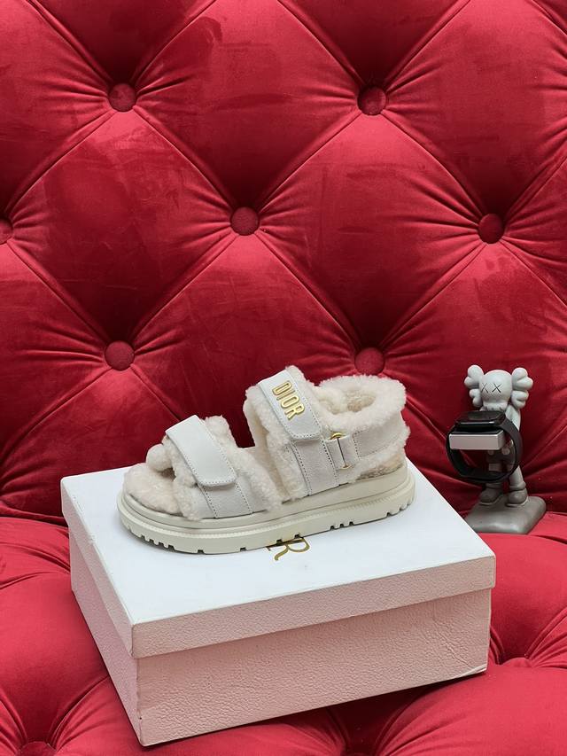 独家实拍 顶级版本 24Ssdio* 迪奥 春夏最新款凉鞋 拖鞋 超多明星网红种草 经典的版型设计上迪奥Logo丝印点缀 超好看超百搭 上脚非常柔软！ 鞋面：原