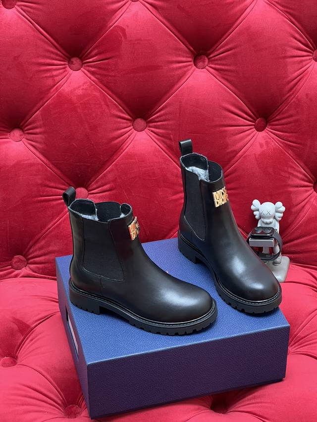 p皮里 毛里 独家实拍 顶级版本 24Ssdior迪奥秋冬走秀款工装系带靴 超多明星网红种草 意大利进口原版五金扣经过多重工序 用无可比拟的精湛工艺制作完成原版