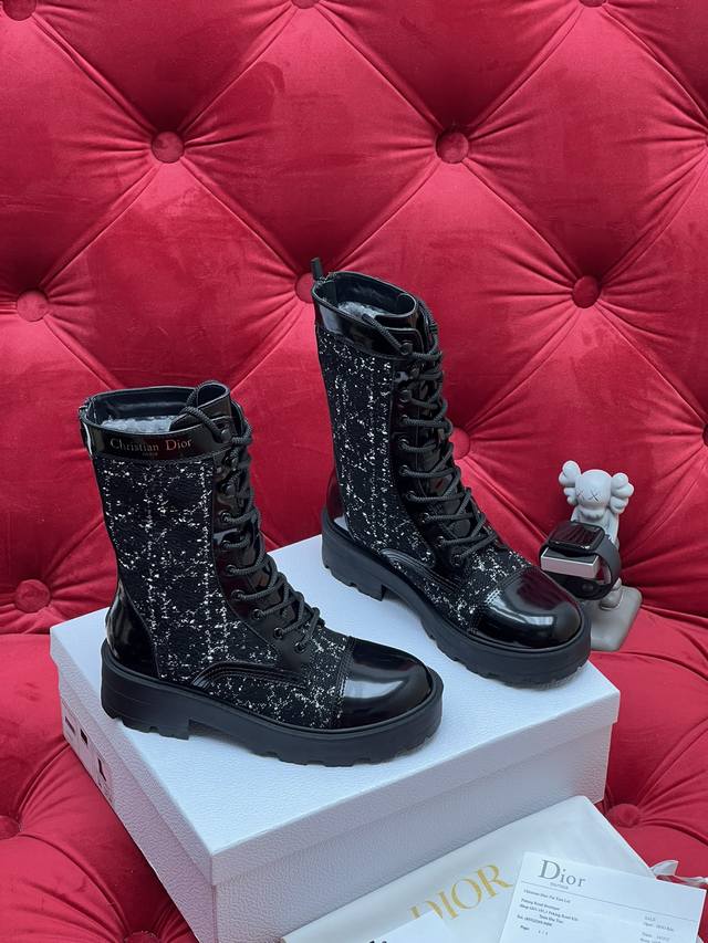 p皮里 毛里30 独家实拍 顶级版本 25Ssdior迪奥秋冬走秀款菱格刺绣工装中筒靴 超多明星网红种草 系带马丁靴 上脚舒适超百搭！ 鞋面：采用原版牛皮 刺绣