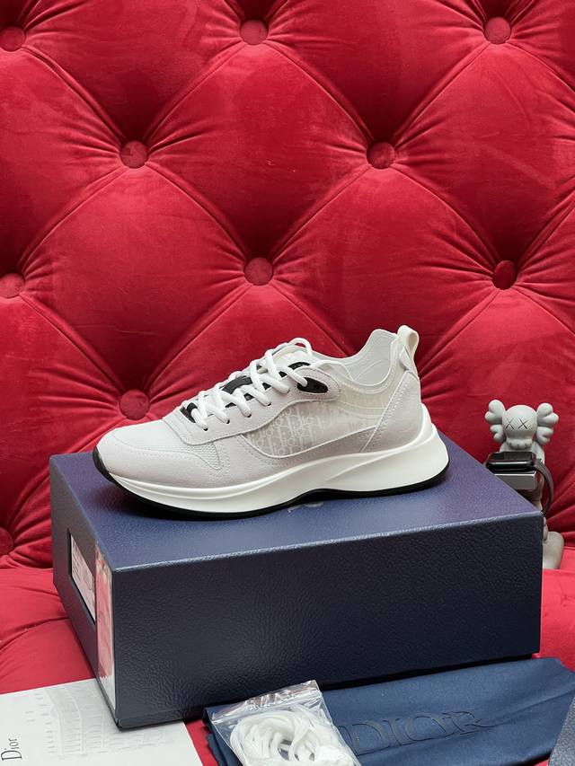 独家实拍 顶级版本 Dior 迪奥 经典系列 B25 Runner运动鞋跑步鞋 已经调整到极致 大底升级 面料升级 舒适度全面升级！这款动感的运动鞋采用标志性的