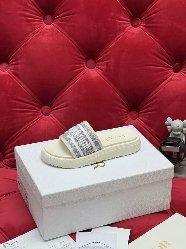独家实拍 顶级版本 Dior迪奥高版本拖鞋 2025Ss新品经典款 代购级别 国外爆款厚底拖鞋 高版本字锈款 精美包装！ 鞋面：原版定制特殊电绣材 鞋底：原版开