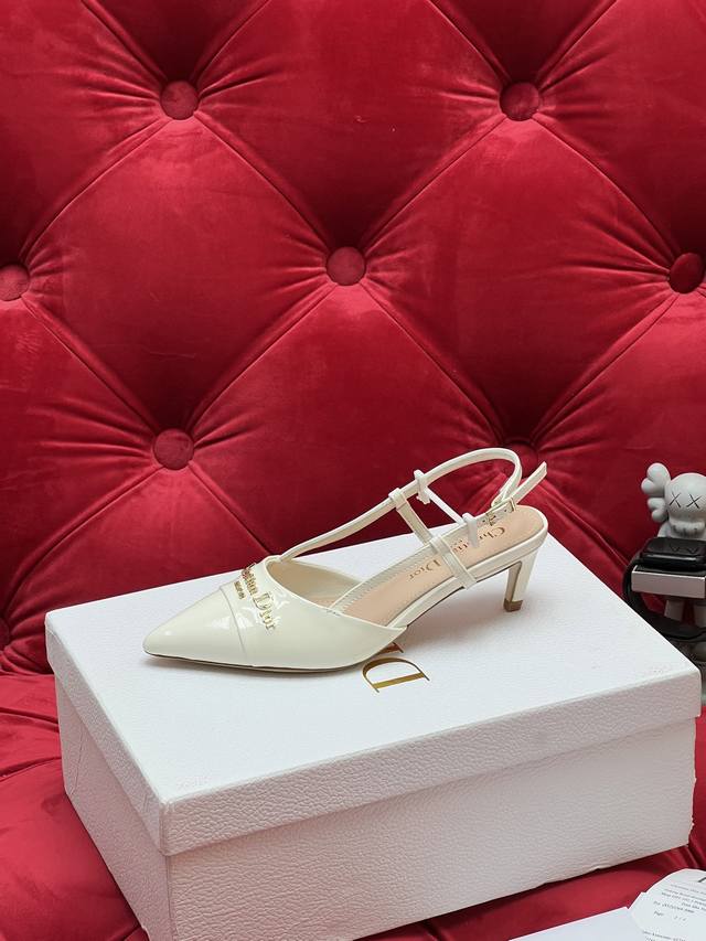 独家实拍 顶级版本 迪奥25Ss春夏高定系列新款 My Dior 高跟尖头女鞋 Cd字母Logo五金扣细跟后空凉鞋 材质：进口开边珠牛皮 环保透气科技 内里：水