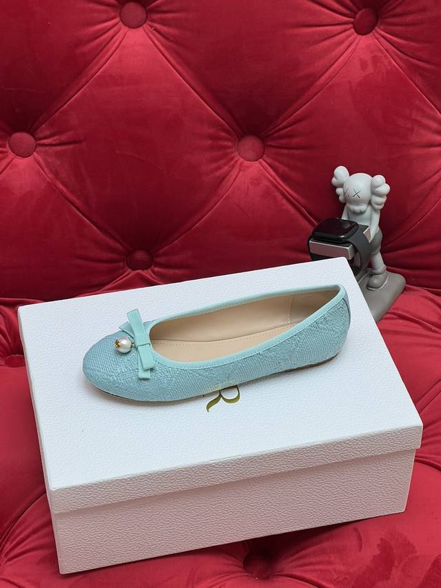 独家实拍 顶级版本 #迪奥 24Ss春夏新品 珍珠单鞋 小羊皮鞋面 做经典菱格刺绣 搭配小珍珠 超美的一款单品 原版定制珍珠Logo点缀 精致优雅的存在 美到心