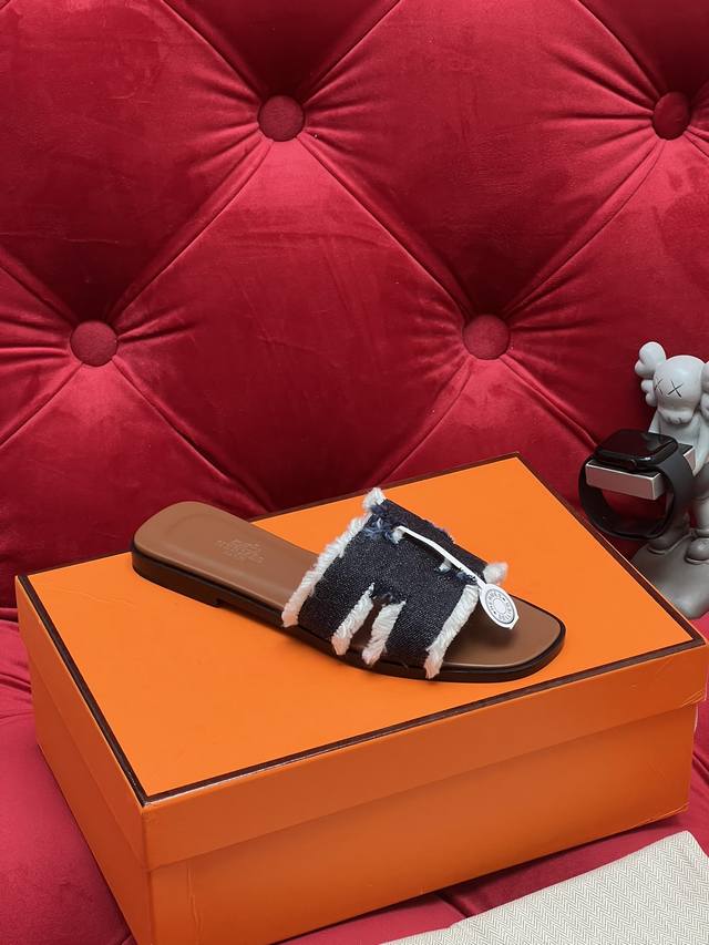 独家实拍 顶级版本 24Ss Hermes 爱马仕H拖鞋Oran凉鞋系列 超级舒服 每个细节都做到极致 原版皮制作 每个部位纯手工打造 经典款之作 鞋面：意大利