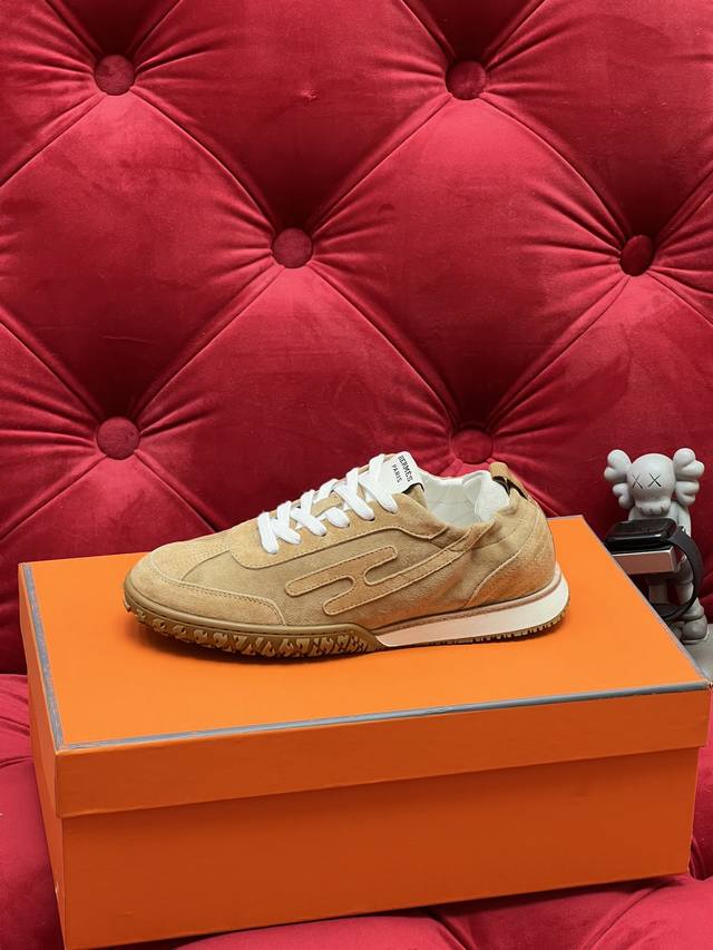 独家实拍 顶级代购版本 男款10 Hermes爱马仕的Jet系列麂皮运动鞋 情侣款 简直就是一年四季日常通勤 休闲时光的绝佳伴侣 面料：原版定制进口头层麂皮 内