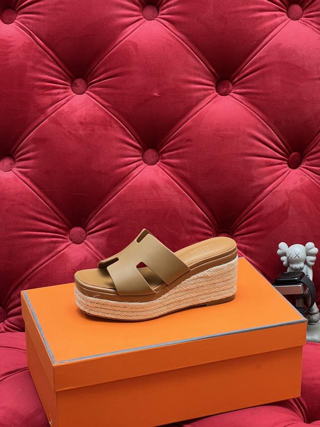 独家实拍 顶级版本 HermèS 爱马仕经典防水台H 坡跟厚底麻绳底 拖鞋 凉鞋 极约复古的设计 浓厚的异域风情 时髦感十足 面料：采用进口牛皮 羊京 内里：垫