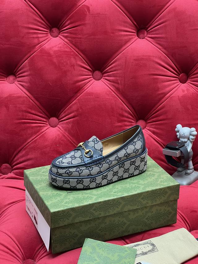 独家实拍 顶级版本 Gucc*古奇25Ss秋冬新品厚底水台马鞍扣 马衔扣坡跟乐福鞋 原版套楦 高端品质 面料：进口刺绣双G老花织布 原版1:1定制五金 内里 垫