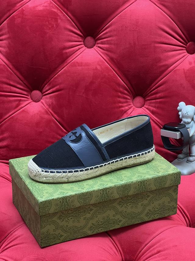 Ss 新色早春Gucc* 古奇经典Logo标识帆布渔夫鞋 品牌双G植绒字母交 织图案颜色在每一季都会焕然演绎～ 鞋面：草编鞋采用双G进口布料 内里：进口羊皮 鞋