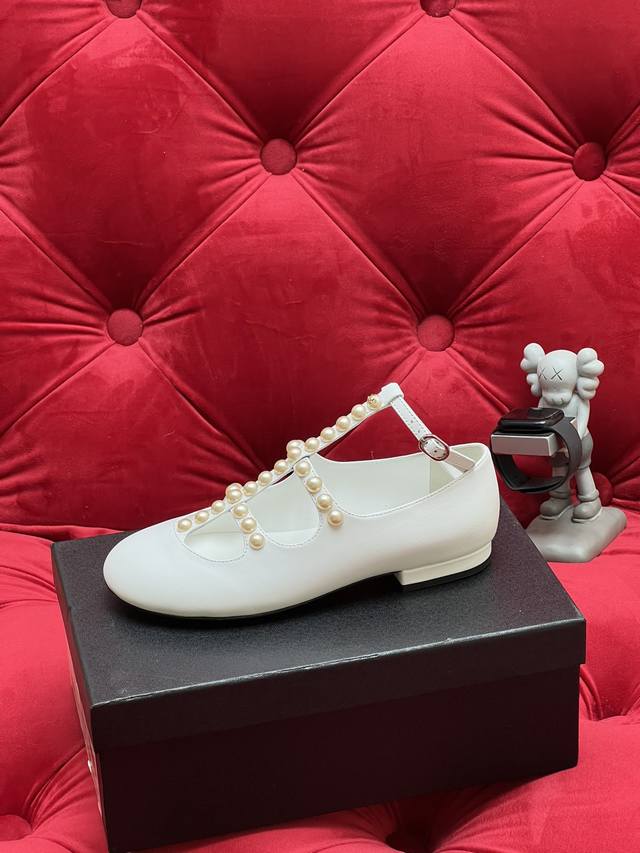 独家实拍 顶级版本 Chane*小香24Ss早秋新品 米兰走秀双C珍珠玛丽珍鞋 本年度最美玛丽珍鞋 无法抗拒的高级与优雅 秋冬配袜子也都是无敌美 这款玛丽珍鞋自