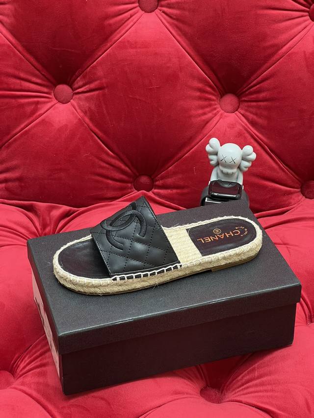 独家实拍 顶级版本 Sschane*小香早春新款拖鞋 真皮格子草编拖鞋 夏天百搭款拖鞋 经典之作 永不过时 上脚舒适～ 鞋面：进口特殊纯羊皮 刺绣Logo 内里