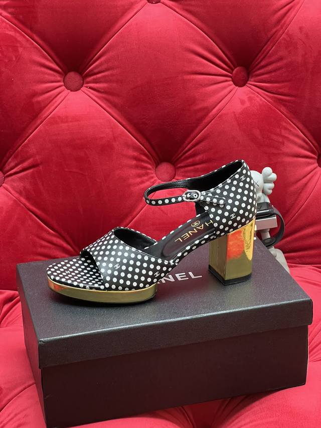 独家实拍 顶级版本 小香家24Ss春夏新款时装鱼嘴凉鞋系列～圆头高跟凉鞋 Chane*设计出激发女性一往无前的产品彰显魅力 原版全套包装 官网同步更新～上脚简单