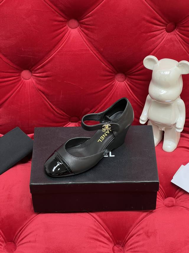 独家实拍 高版本 Ss 小香坡跟双C高跟单鞋～经典永不过时单鞋～3色选择！ 鞋面：羊皮 牛漆皮 内里：透气羊皮 垫脚：小羊皮 大底：意大利真皮底 Size：34