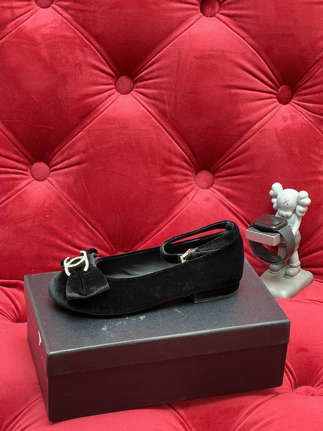 独家实拍 顶级版本 25Sschane* 小香早秋蝴蝶结双C水钻玛丽珍鞋～经典设计拼接 优雅而不过时 鞋型的设计非常显脚瘦 上脚非常显白 超显气质 无论是搭配牛